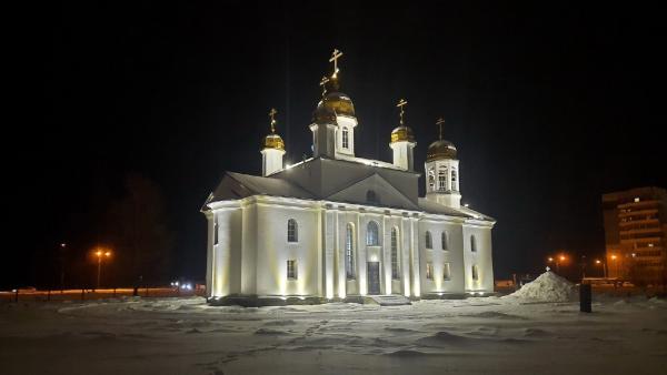 Фотофакт: к Рождеству Владимирский храм в Северодвинске украсили подсветкой