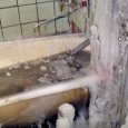 Журналисты показали жизнь инвалида в архангельской «деревяшке» с замерзшей ванной
