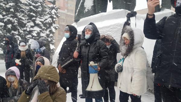 В центре Архангельска в сильный снегопад собрались сотни протестующих жителей