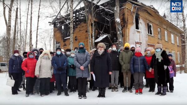 Жители переулка Водников записали обращение к губернатору на фоне сгоревшего дома