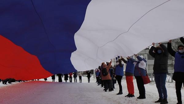 В Архангельске прошла акция в поддержку Путина с 60-метровым триколором