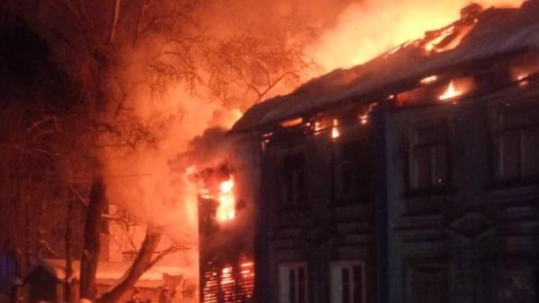 Крупный пожар в Каргополе оставил без крыши над головой почти два десятка человек