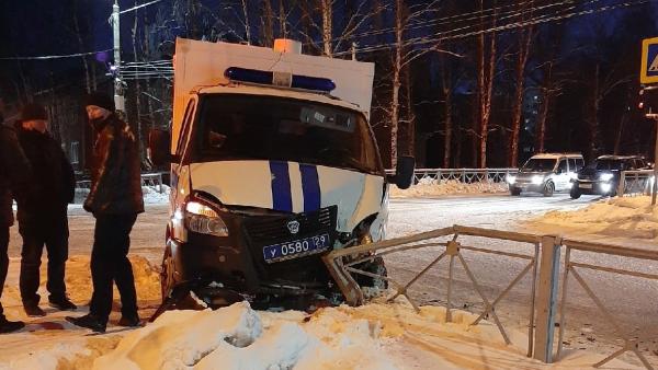 В центре Архангельске в аварию попал полицейский конвойный автомобиль