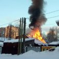 Видео: в Архангельске горит баня на улице Выучейского