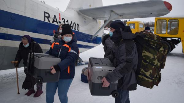 В отдаленные деревни Архангельской области самолетом прилетела вакцина от COVID-19
