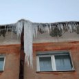 Архангельским «управляйкам» пригрозили серьезными штрафами за сосульки на крышах