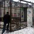 Фотофакт: в Архангельске разбирают ларек-остановку на улице Логинова