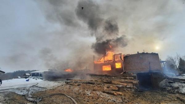 Огонь уничтожил дом пожилой супружеской пары в Вельском районе