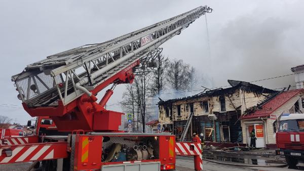 В Архангельске полностью сгорел один из лучших ресторанов «Девичья башня»