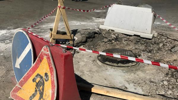 На фото: работы по устранению провала грунта на ул. Серафимовича