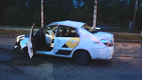 В Архангельске пьяный водитель такси с двумя пассажирами врезался в дерево