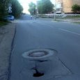 Власти не торопятся устранять опасные провалы асфальта на дорогах в Архангельске