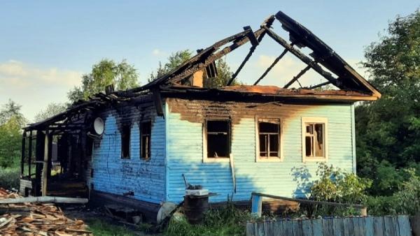 Мать и сын погибли при пожаре в частном доме в Вельском районе