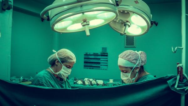 Редкую операцию провели хирурги областной больницы Архангельска беременной девушке