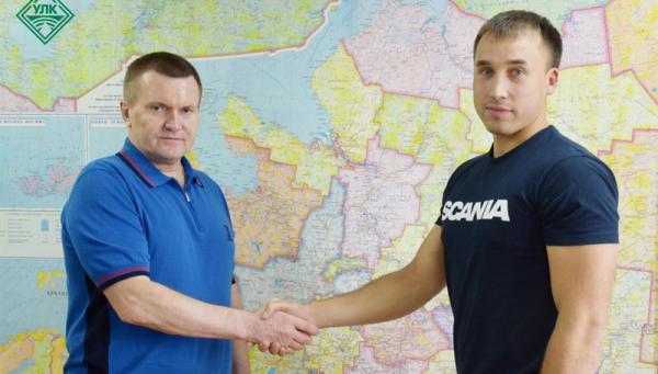 На фото: руководитель холдинга УЛК Владимир Буторин и представитель компании Scania