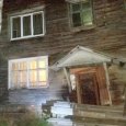 Шестой с начала года деревянный дом сошел со свай в Архангельске