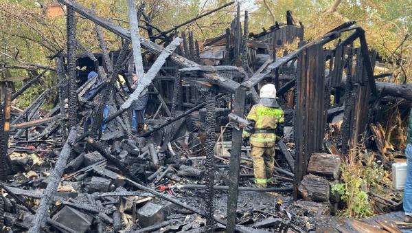 В Архангельске при тушении пожара в заброшенных сараях обнаружен труп женщины