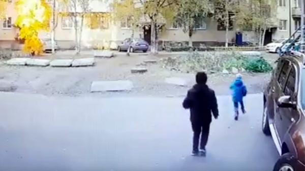 Видео: пятилетний ребенок попал под колеса автомобиля во дворе дома в Архангельске