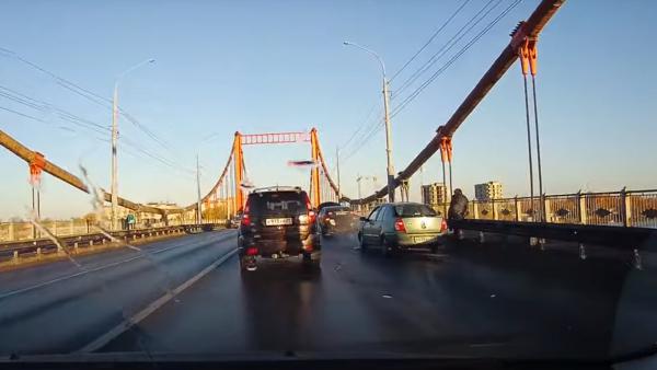 Видео: ДТП на Кузнечевском мосту из-за отсутствия знака аварийной остановки