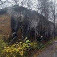 Дело пахнет керосином: пожарные вновь тушат «деревяшку» в районе переулка Водников 