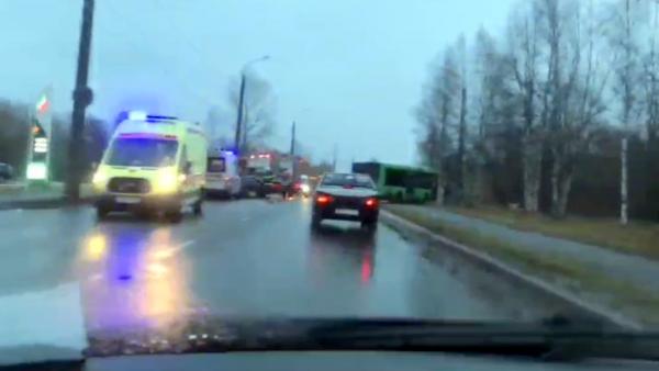 В Архангельске рейсовый автобус выбросило на тротуар после ДТП с иномаркой