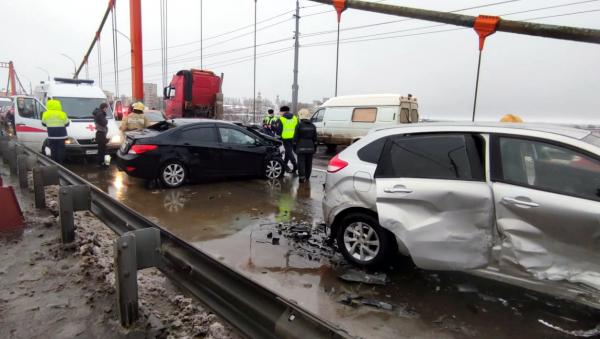 В утреннем ДТП на Кузнечевском мосту в Архангельске пострадали два человека