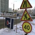 Автомобилисты объезжают по тротуару разрытые в центре Архангельска теплосети