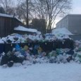 Горы мусора на контейнерной площадке в Архангельске: кто виноват и что делать