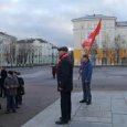 Архангельского депутата наказали по «ковидной» статье за цветы к памятнику Ленину