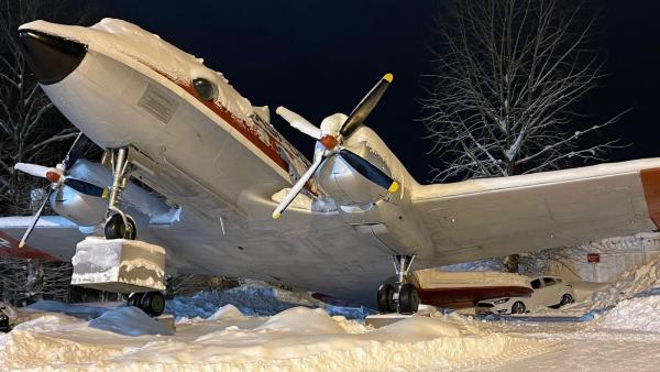 Фотофакт: в Талагах памятник-самолет Ил-14 «пошел на взлет» под тяжестью снега