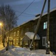 На окраине Архангельска под тяжестью снега обрушилась кровля жилого дома