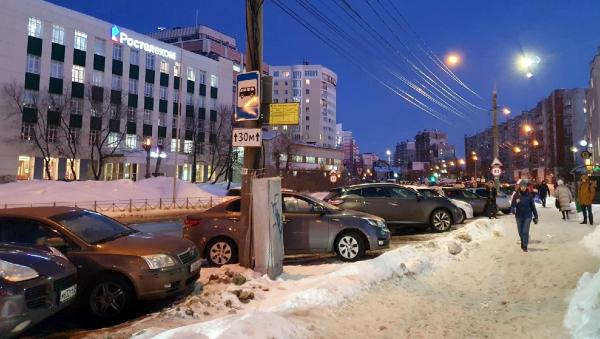 Фотофакт: хаотичная парковка автомобилей на остановке транспорта в Архангельске