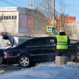Фотофакт: иномарка снесла столб на оживленном перекрестке в Архангельске