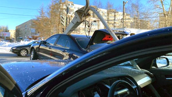 В утреннем ДТП с упавшим столбом на перекрестке в Архангельске никто не пострадал