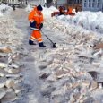 Видео: современная техника уничтожает лед на тротуаре на Чумбаровке