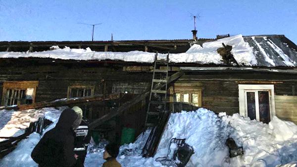 В Архангельске под тяжестью снега обрушились навесные конструкции в 2-х жилых домах