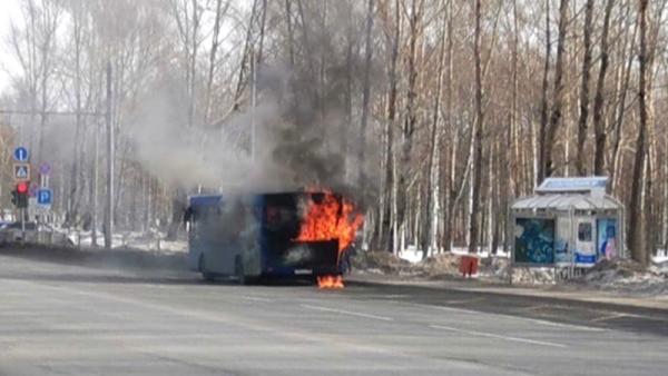 На фото: автобус в самый разгар ЧП