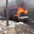 В Северодвинске второй раз за две недели у супермаркета «Макси» загорелась машина