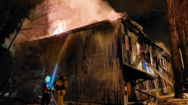 На фото: пожар на улице Адмирала Кузнецова (29.mchs.gov.ru)