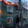 Ночью на окраине Архангельска горел частично расселенный деревянный дом