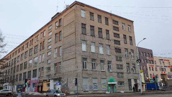 Здание швейной фабрики после рекламной «зачистки»