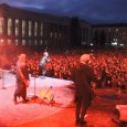 Тысячи зрителей собрались на площади Победы в Северодвинске на концерте «Би-2»