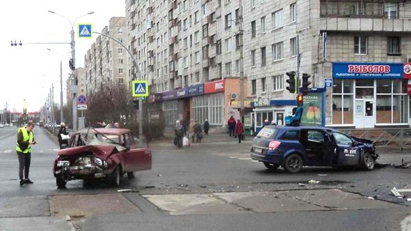 Три человека получили травмы в ДТП на оживленном перекрестке в Архангельске