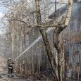 В Архангельске второй день подряд горит «деревяшка» близ переулка Водников 