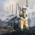 Крупный сарайный пожар едва не привел к возгоранию двух жилых домов в Архангельске
