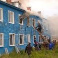 Крупный сарайный пожар едва не уничтожил жилую двухэтажку в Карпогорах