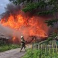 В Архангельске произошел крупный пожар в деревянном квартале близ «БУМа»