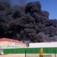Вельск заволокло дымом от пожара в цехе «УЛК»