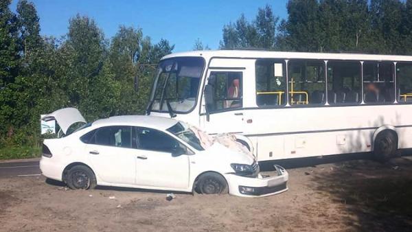 Двое человек пострадали в столкновении легковушки и автобуса в Северодвинске