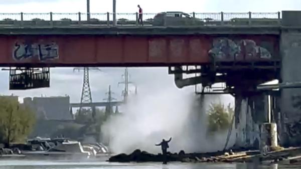 Рабочие ликвидируют причину коммунального фонтана под Кузнечевским мостом